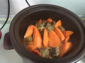 倒入电炖锅里~加入适量的开水~