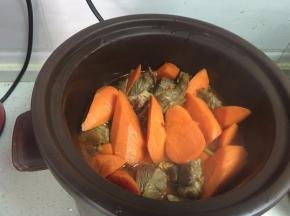 倒入电炖锅里~加入适量的开水~