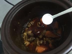 出锅前加入适量的盐调味即可