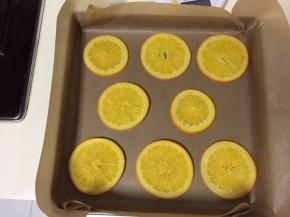 将橙片放入烤盘，下面垫上油布