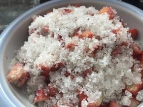 加入白糖200g，用筷子搅拌均匀，让糖和草莓混合，放冰箱冷藏三个小时