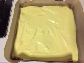 倒入蛋黄糊，放入预热好的烤箱140度20分钟，上下火