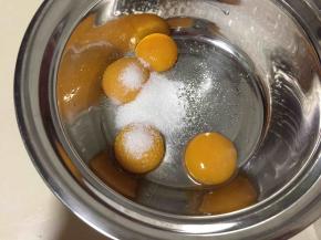 蛋黄加入白砂糖搅拌均匀