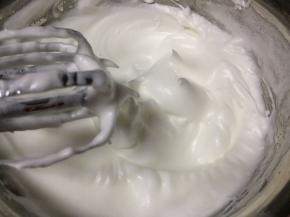 继续高速打发至拉出打蛋头有弯勾状态