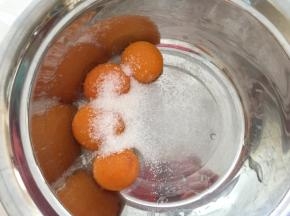 蛋黄加入白砂糖搅拌均匀