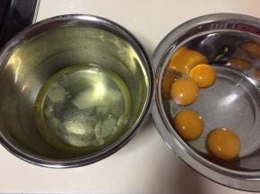 将蛋清和蛋黄分离，蛋白盆中应无油无水无蛋黄