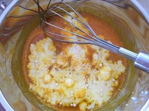 加入纯牛奶和玉米油搅拌均匀