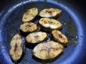 一面煎至金黄后翻面，继续煎至另一面金黄即可