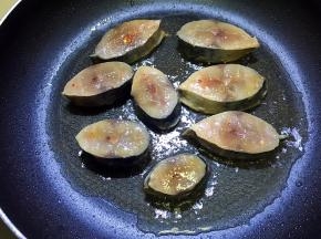 平底锅放油烧至四成热，放入鲅鱼段，中火煎