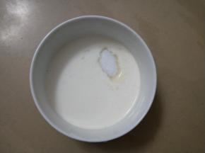 加细砂糖搅拌至细砂糖完全溶化。
