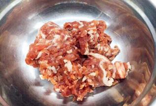 将五花肉切成肉粒，肉粒的大小随意。