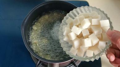 倒入年糕粒，年糕容易熟，所以稍稍煮一下就可以了