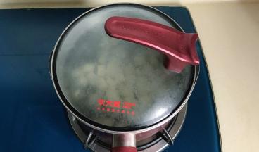 加盖煮至八成熟，不能煮太熟