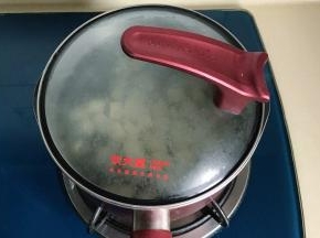 加盖煮至八成熟，不能煮太熟
