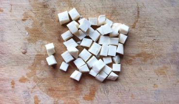 红薯去皮也切成和年糕大小一致的颗粒