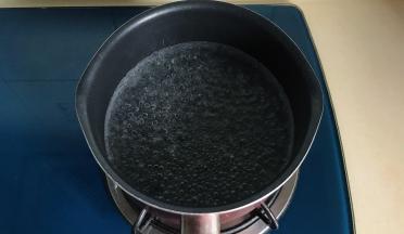锅里倒入适量的清水煮开