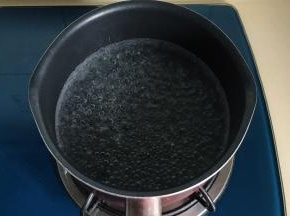 锅里倒入适量的清水煮开