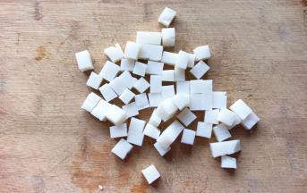 把年糕切成大小均匀的颗粒