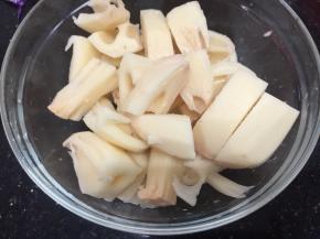 莲藕洗干净去皮，切小块，然后用10g盐加水，把莲藕放进去泡20分钟。然后过洗一下，沥干水。