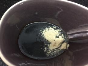 蚝油、酱油、鸡粉放在一起