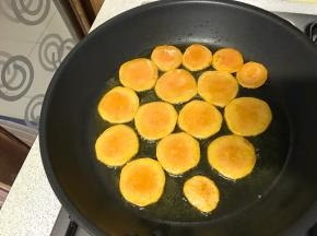 煎到上层油黄，翻面。