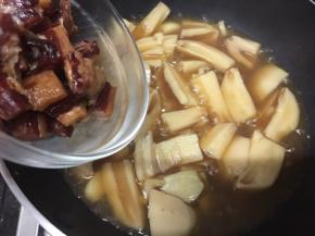 期间观察一下，莲藕变得有点粉后加入腊肉，继续焖煮