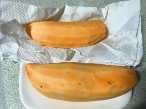 用厨房用纸，把表皮的水吸干。