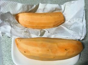 用厨房用纸，把表皮的水吸干。