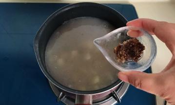 最后撒入桂花糖即可关火出锅