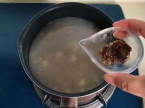 最后撒入桂花糖即可关火出锅
