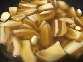 搅拌均匀，开大火焖煮，烧开后转中小火