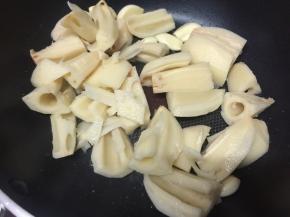放入莲藕炒一下
