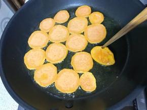 中途用开筷子夹起看看煎到什么程度。