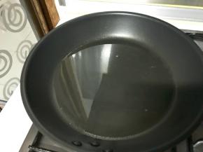 平底锅底部布满油。