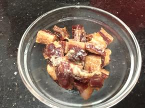 腊肉切成6mm厚一块