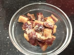 腊肉切成6mm厚一块