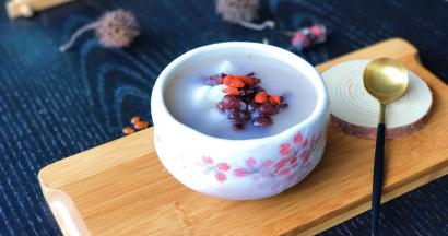 装到漂亮碗里，上面撒上一些蜜豆，撒上几粒枸杞点缀添色