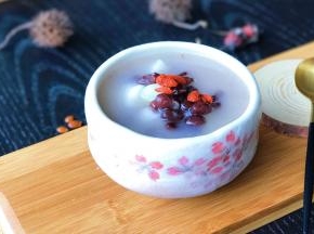 装到漂亮碗里，上面撒上一些蜜豆，撒上几粒枸杞点缀添色