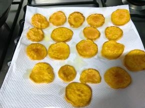 用厨房用纸吸干多余油份。