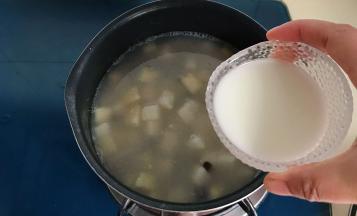倒入水淀粉勾个薄芡