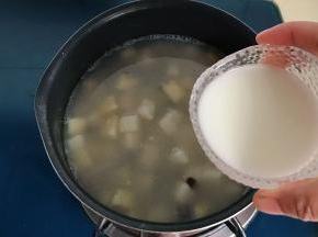 倒入水淀粉勾个薄芡