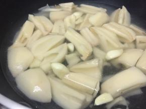 放入没过莲藕的水量