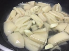 放入没过莲藕的水量