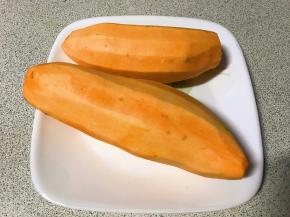 地瓜去皮洗净。