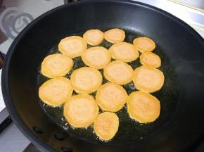 小火慢慢煎。