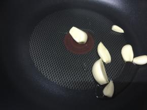 热锅冷盐，把蒜头放进去爆一下