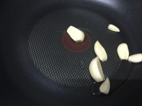 热锅冷盐，把蒜头放进去爆一下