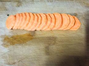 地瓜均匀的切成0.3厘米左右的片。