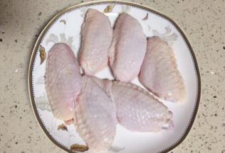 鸡中翅洗净沥干水，放入一个平盘子里