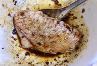 把鸡中翅均匀的裹上佐料